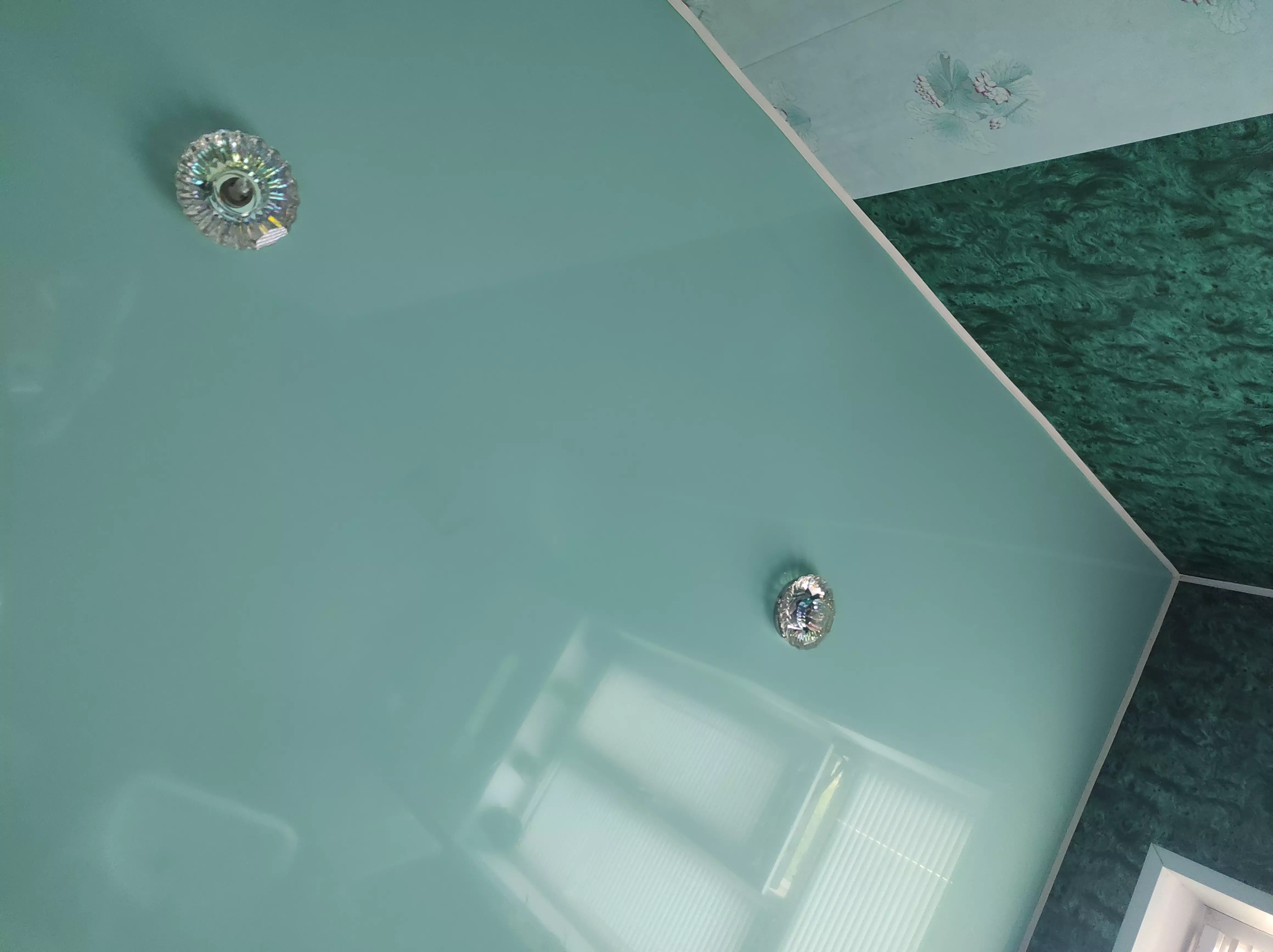 Голубой натяжной потолок для ванной