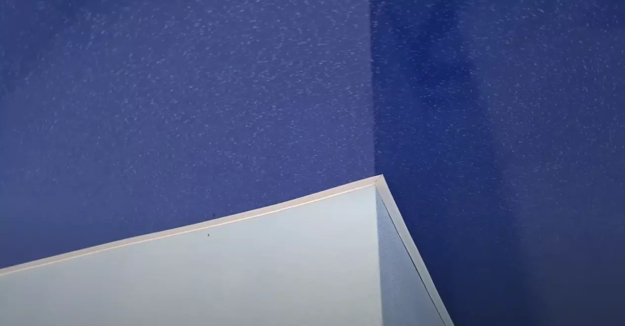 Синий натяжной потолок точечными светильниками