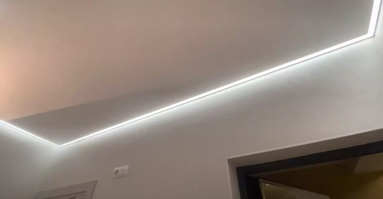 Натяжной потолок Lumfer со световыми линиями